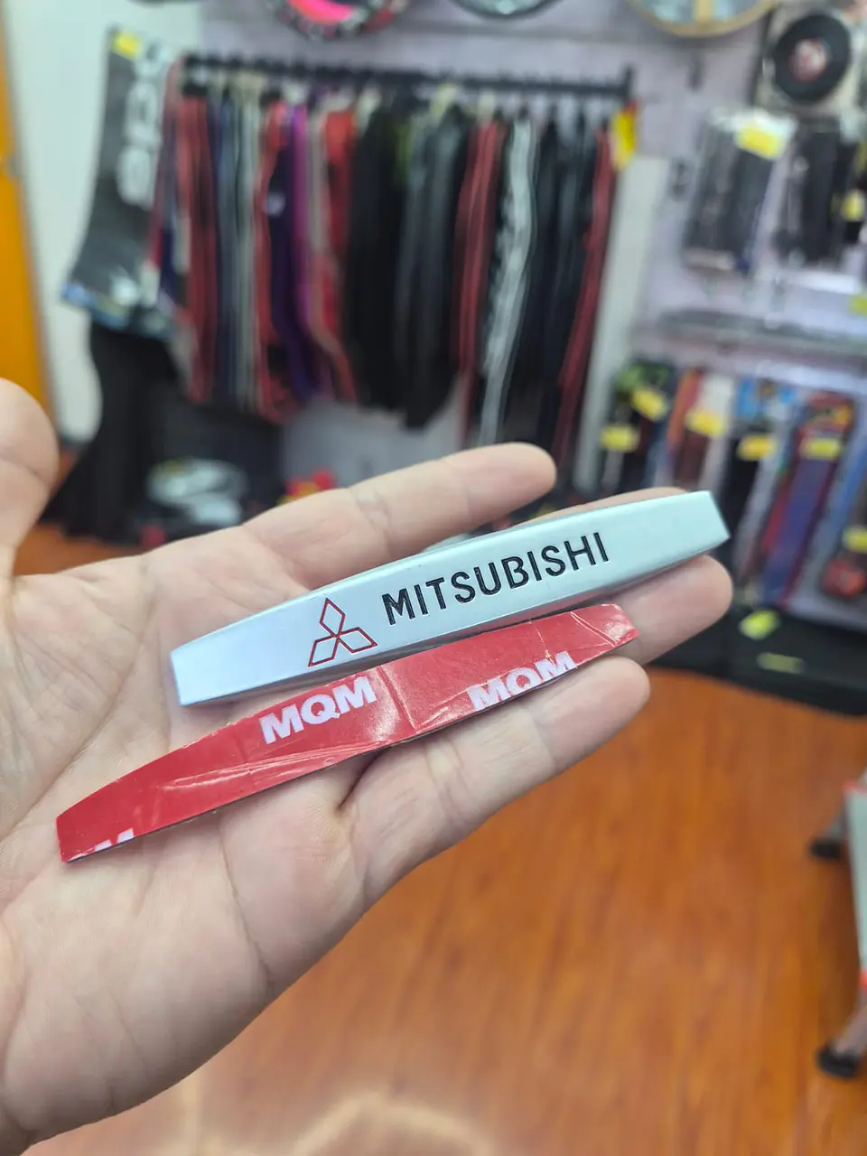 Emblema Insignia de Metal para autos universal autoadhesiva Mitsubishi 6