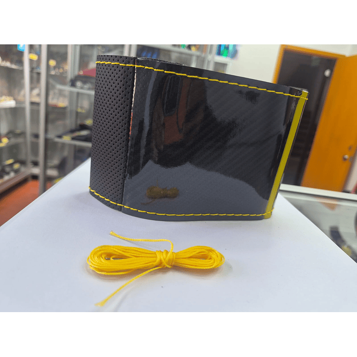  **Funda Protectora para Volante cosido hilo amarillo en eco cuero con carbono brillante ** 🚗💨 10