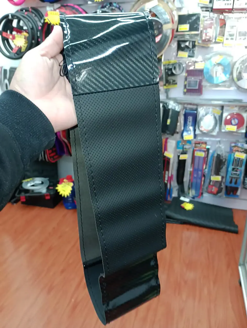 Forro volante cosido hilo negro cuero carbono brillante 4