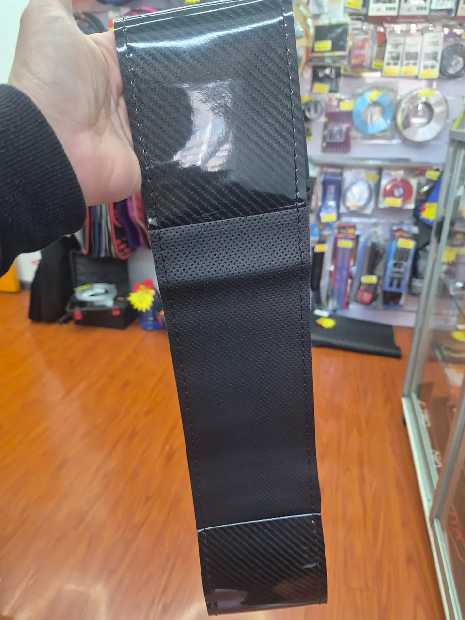 Forro volante cosido hilo negro cuero carbono brillante 6
