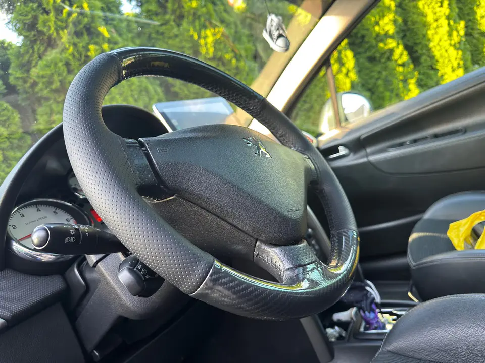 Forro volante cosido hilo negro cuero carbono brillante 5