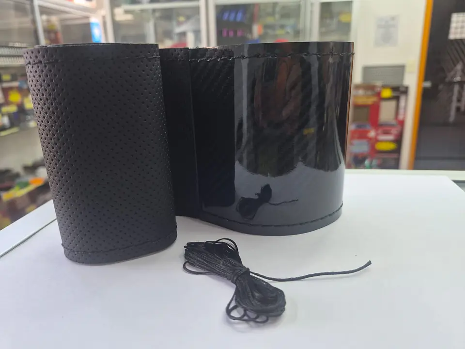 Forro volante cosido hilo negro cuero carbono brillante 10