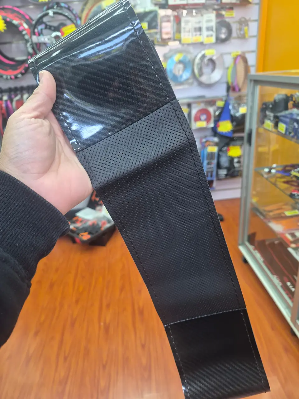 Forro volante cosido hilo negro cuero carbono brillante 12