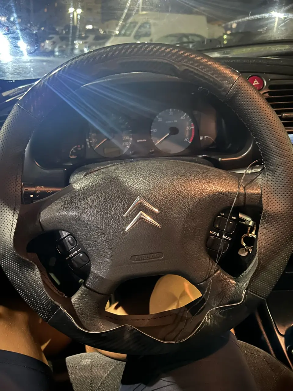 Forro volante cosido hilo negro cuero carbono brillante 15
