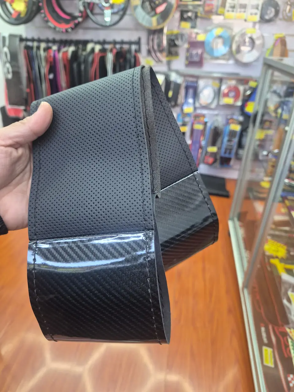 Forro volante cosido hilo negro cuero carbono brillante 17