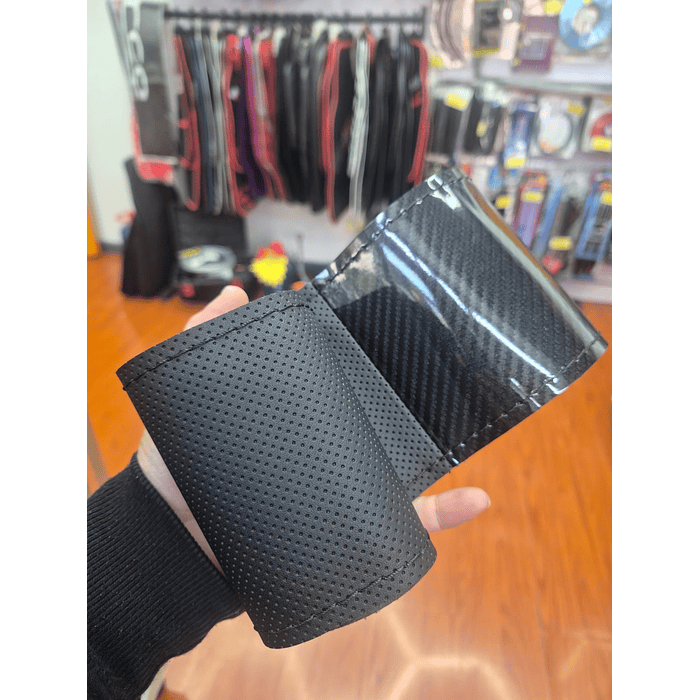 *Funda Protectora para Volante cosido hilo negro en eco cuero con carbono brillante ** 🚗💨 19