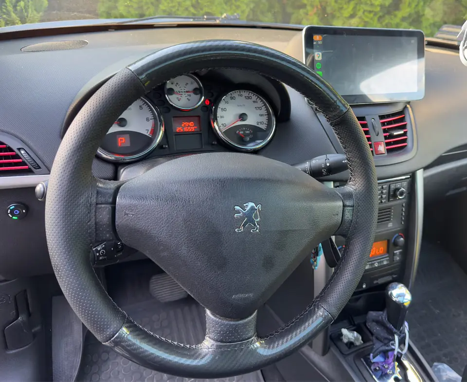Forro volante cosido hilo negro cuero carbono brillante 20