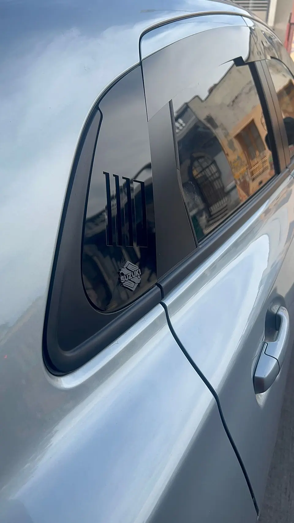 Cubre luneta de Acrílico 2mm plano - auto Suzuki baleno 2022 al 6