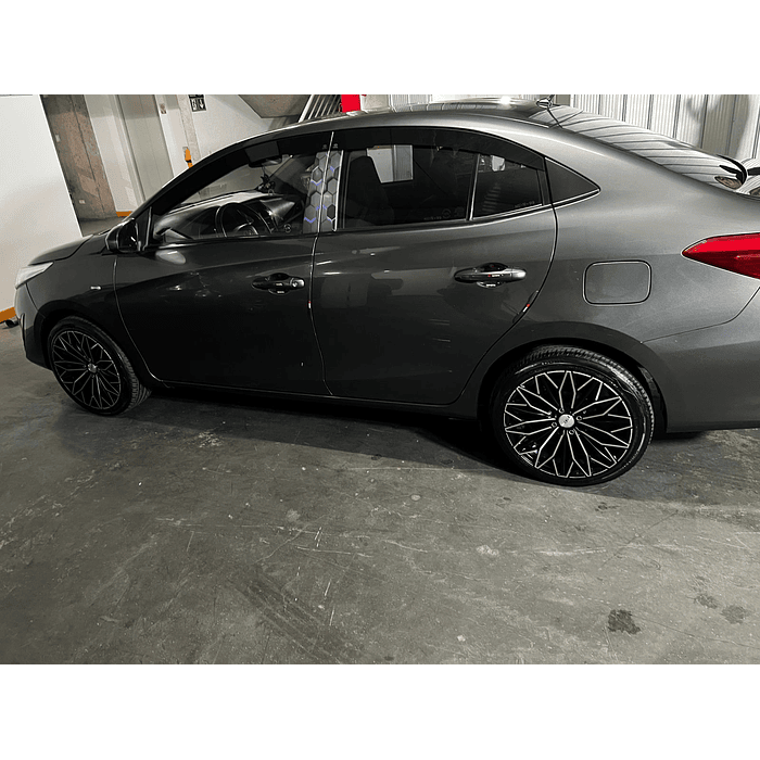 Bota Aguas de Acrílico 2mm plano Negro Brillante a Medida para auto Toyota Yaris E 2019  6