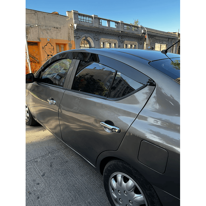 ¡Bota Aguas de Acrílico 2mm plano Negro Brillante a Medida para auto Nissan Versa 2012 a 2019  7