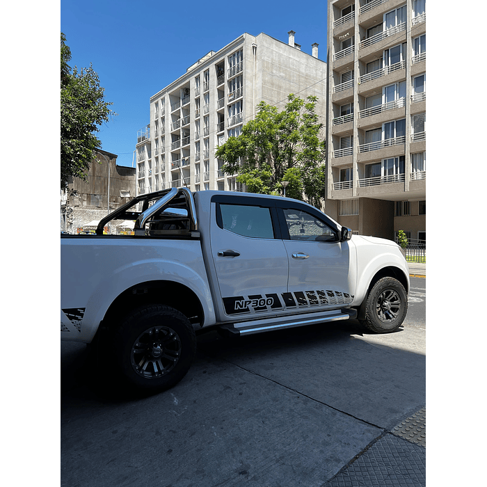 🚘✨ ¡Bota Aguas de Acrílico 2mm plano Negro Brillante a Medida para auto Nissan NP300 2015 a 2024  3