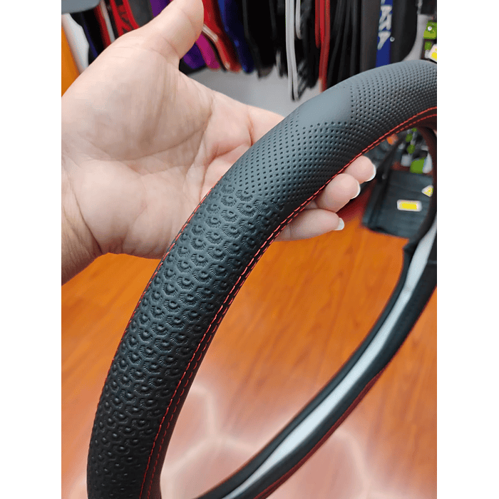 ¡Gran oferta! 🚗💨   *Forro Cubre Volante* de *Eco Cuero Negro con diseños costura roja* - *Anti-resbalante* y de *alta calidad.  2
