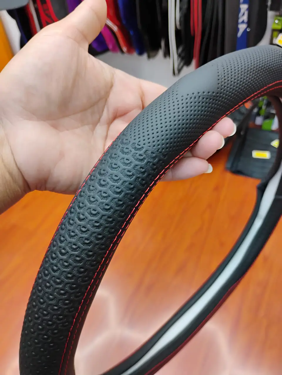 Forro cubre - Volante de Eco Cuero Negro con diseños costura roja 2