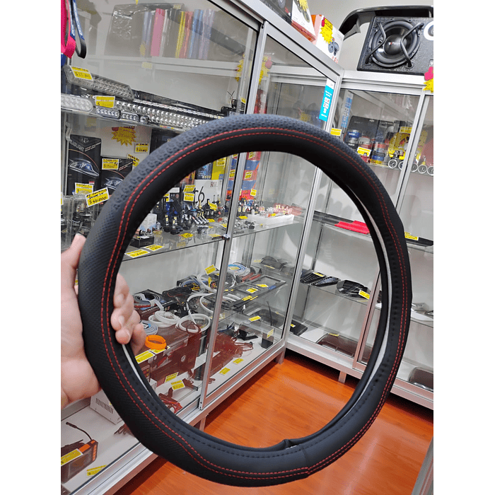 ¡Gran oferta! 🚗💨   *Forro Cubre Volante* de *Eco Cuero Negro con diseños costura roja* - *Anti-resbalante* y de *alta calidad.  3