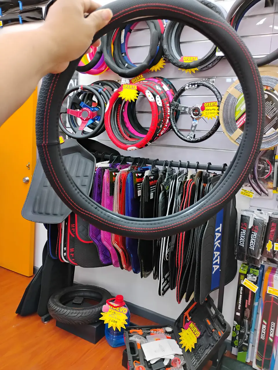 Forro cubre - Volante de Eco Cuero Negro con diseños costura roja 5