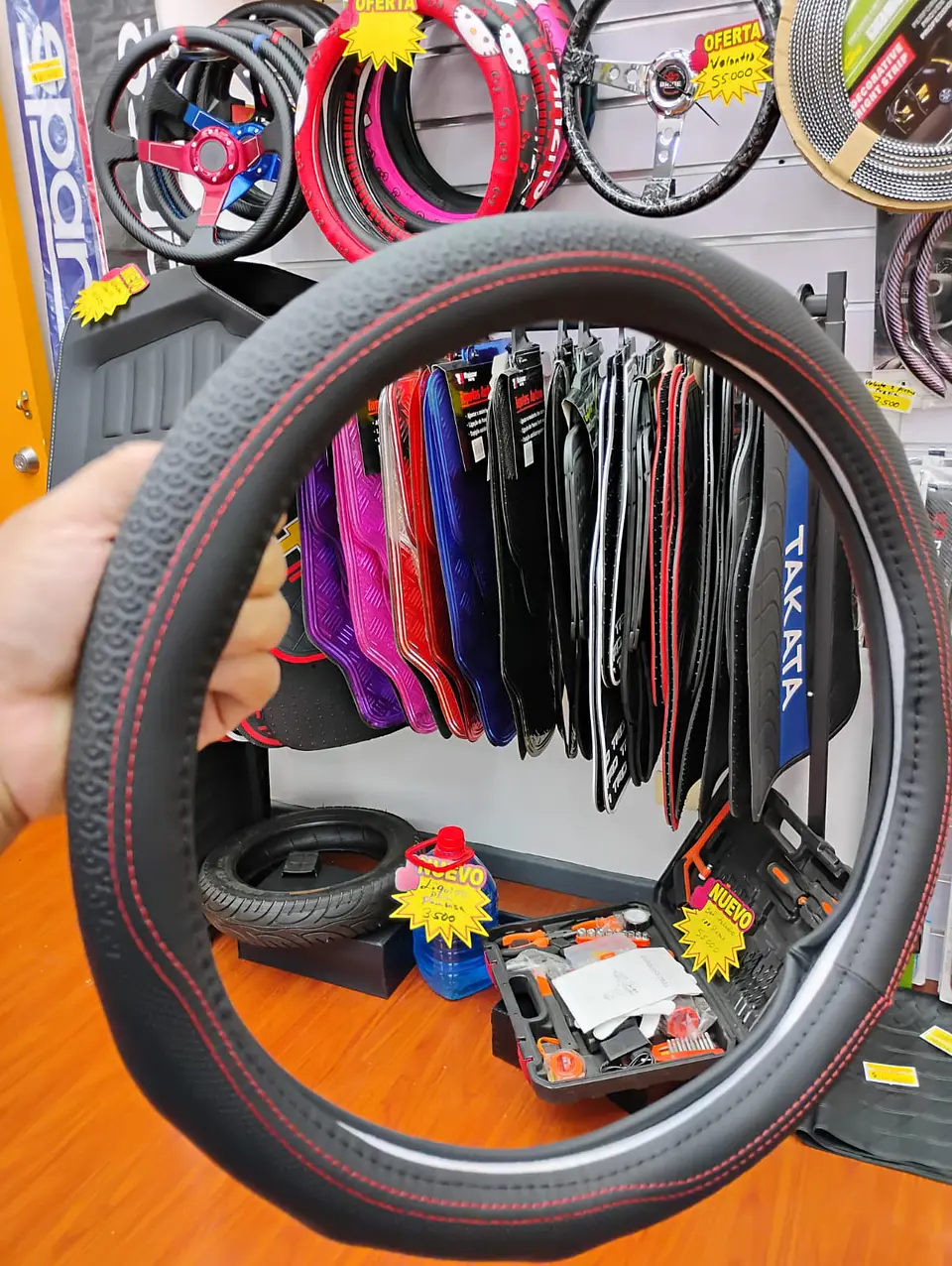 Forro cubre - Volante de Eco Cuero Negro con diseños costura roja 7