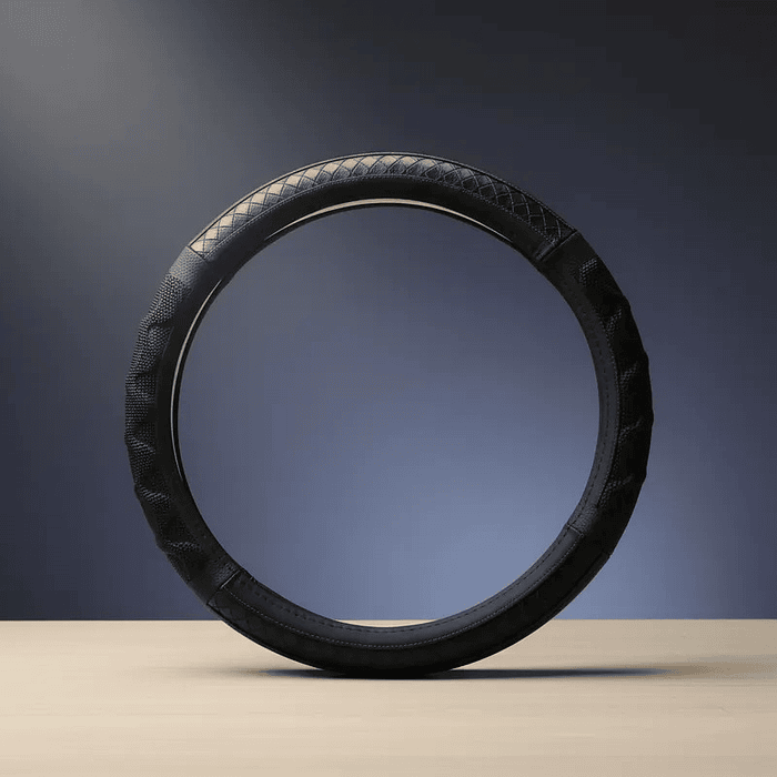 ¡Gran oferta! 🚗💨   *Forro Cubre Volante* de *Eco Cuero Negro con detalles trenzados en negro costura roja* - *Anti-resbalante* y de *alta calidad.  💰 **Precio:$8.990* pesos 3