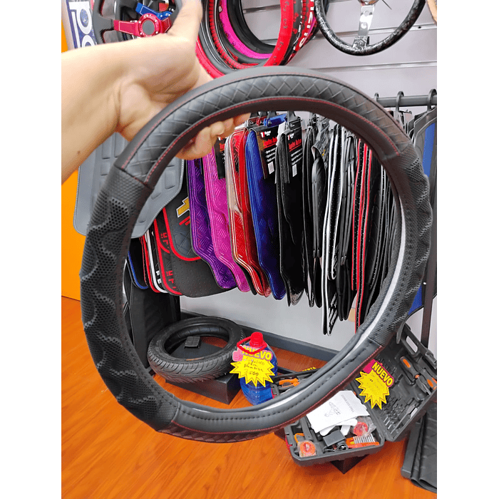 ¡Gran oferta! 🚗💨   *Forro Cubre Volante* de *Eco Cuero Negro con detalles trenzados en negro costura roja* - *Anti-resbalante* y de *alta calidad.  💰 **Precio:$8.990* pesos 2