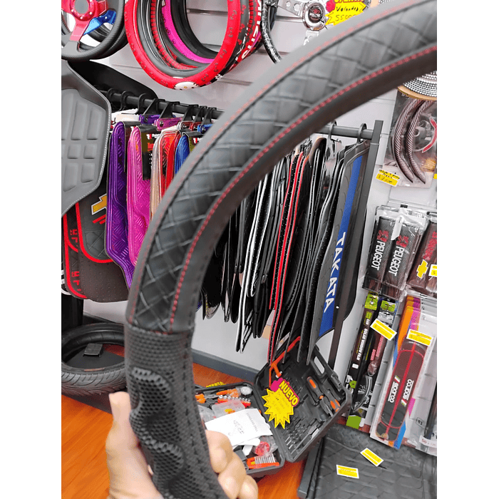 ¡Gran oferta! 🚗💨   *Forro Cubre Volante* de *Eco Cuero Negro con detalles trenzados en negro costura roja* - *Anti-resbalante* y de *alta calidad.  💰 **Precio:$8.990* pesos 4