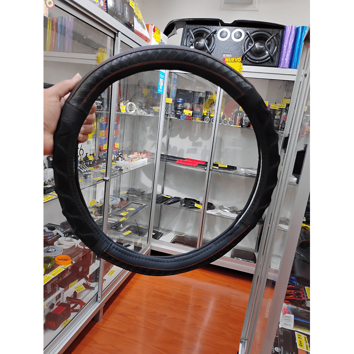 ¡Gran oferta! 🚗💨   *Forro Cubre Volante* de *Eco Cuero Negro con detalles trenzados en negro costura roja* - *Anti-resbalante* y de *alta calidad.  💰 **Precio:$8.990* pesos 6