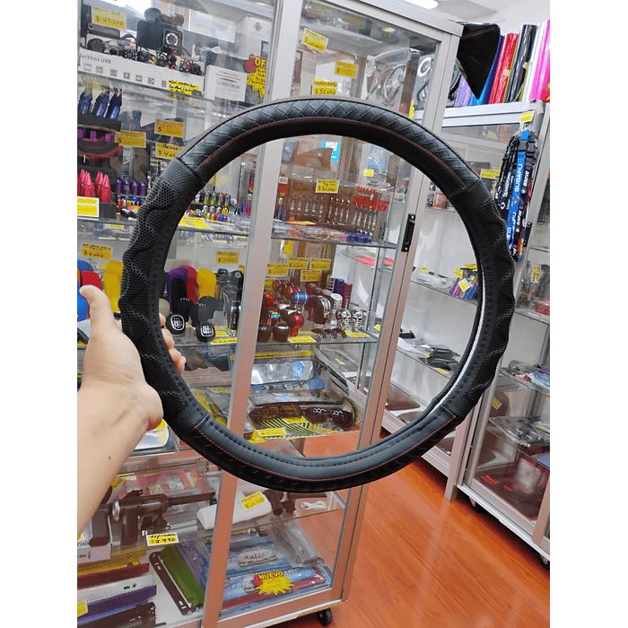 ¡Gran oferta! 🚗💨   *Forro Cubre Volante* de *Eco Cuero Negro con detalles trenzados en negro costura roja* - *Anti-resbalante* y de *alta calidad.  💰 **Precio:$8.990* pesos 7