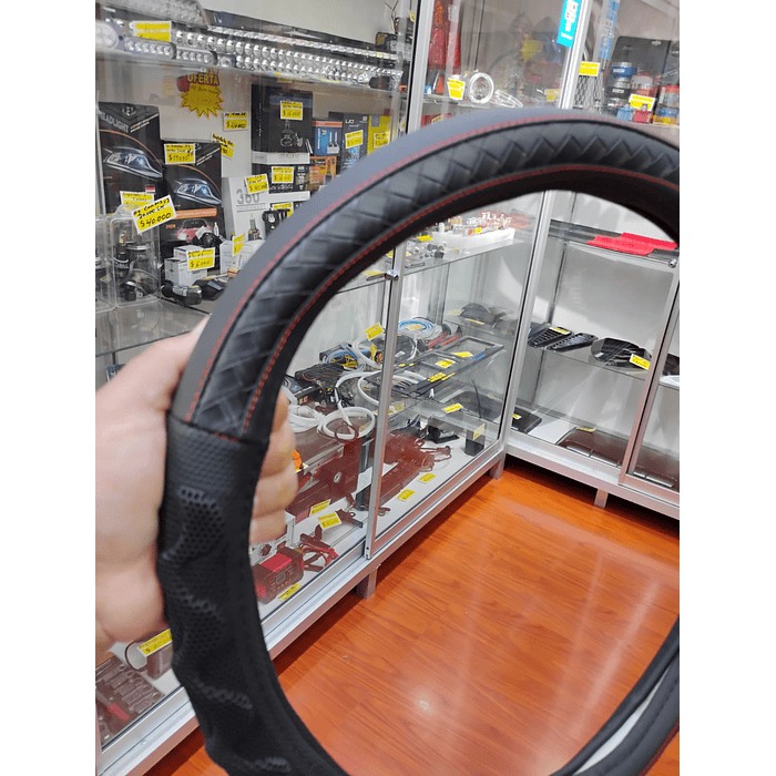 ¡Gran oferta! 🚗💨   *Forro Cubre Volante* de *Eco Cuero Negro con detalles trenzados en negro costura roja* - *Anti-resbalante* y de *alta calidad.  💰 **Precio:$8.990* pesos 8