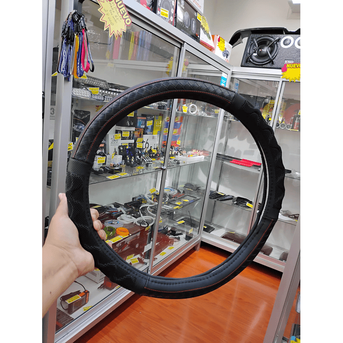 ¡Gran oferta! 🚗💨   *Forro Cubre Volante* de *Eco Cuero Negro con detalles trenzados en negro costura roja* - *Anti-resbalante* y de *alta calidad.  💰 **Precio:$8.990* pesos 10