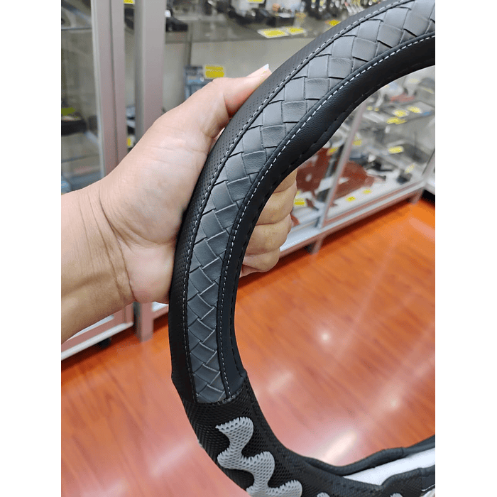 ¡Gran oferta! 🚗💨   *Forro Cubre Volante* de *Eco Cuero Negro con detalles trenzados en Gris* - *Anti-resbalante* y de *alta calidad.  💰 **Precio:$8.990* pesos 6