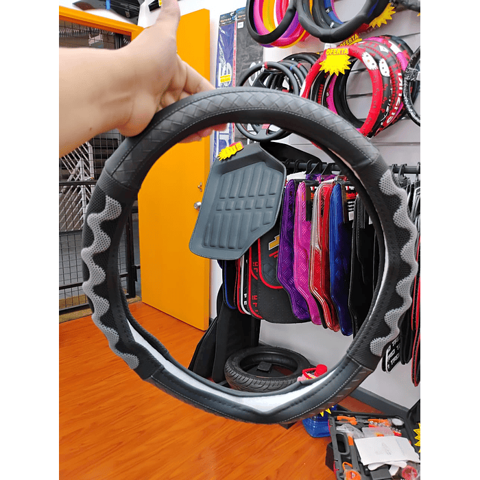 ¡Gran oferta! 🚗💨   *Forro Cubre Volante* de *Eco Cuero Negro con detalles trenzados en Gris* - *Anti-resbalante* y de *alta calidad.  💰 **Precio:$8.990* pesos 2
