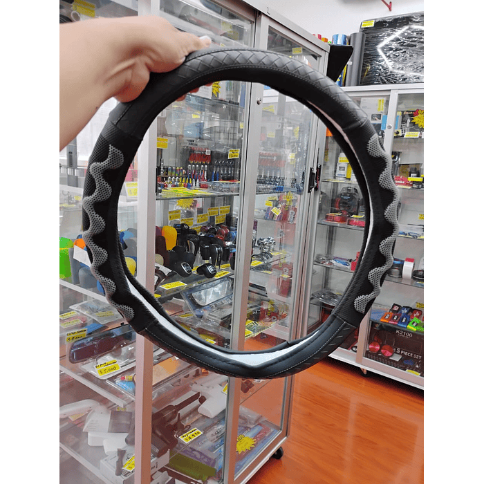¡Gran oferta! 🚗💨   *Forro Cubre Volante* de *Eco Cuero Negro con detalles trenzados en Gris* - *Anti-resbalante* y de *alta calidad.  💰 **Precio:$8.990* pesos 4