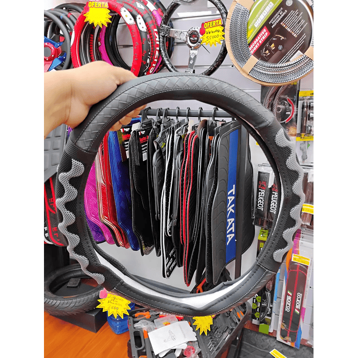 ¡Gran oferta! 🚗💨   *Forro Cubre Volante* de *Eco Cuero Negro con detalles trenzados en Gris* - *Anti-resbalante* y de *alta calidad.  💰 **Precio:$8.990* pesos 7