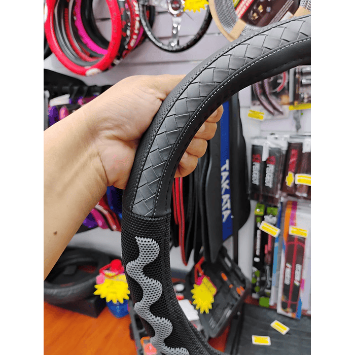 ¡Gran oferta! 🚗💨   *Forro Cubre Volante* de *Eco Cuero Negro con detalles trenzados en Gris* - *Anti-resbalante* y de *alta calidad.  💰 **Precio:$8.990* pesos 8