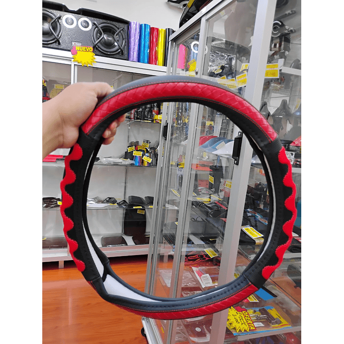 ¡Gran oferta! 🚗💨   *Forro Cubre Volante* de *Eco Cuero Negro con detalles trenzados en Rojo* - *Anti-resbalante* y de *alta calidad.  💰 **Precio:$8.990* pesos 5