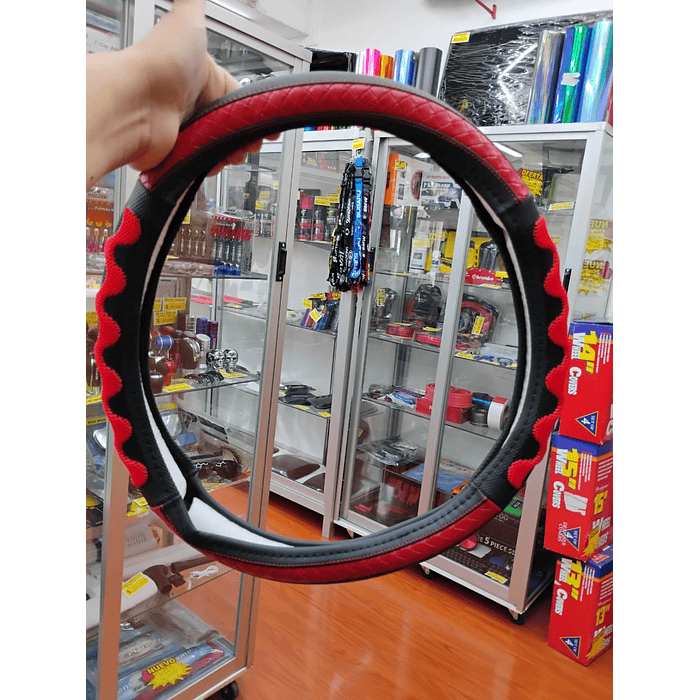 ¡Gran oferta! 🚗💨   *Forro Cubre Volante* de *Eco Cuero Negro con detalles trenzados en Rojo* - *Anti-resbalante* y de *alta calidad.  💰 **Precio:$8.990* pesos 6