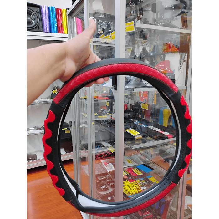 ¡Gran oferta! 🚗💨   *Forro Cubre Volante* de *Eco Cuero Negro con detalles trenzados en Rojo* - *Anti-resbalante* y de *alta calidad.  💰 **Precio:$8.990* pesos 7