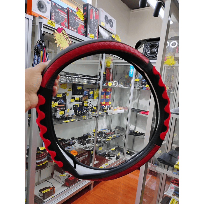 ¡Gran oferta! 🚗💨   *Forro Cubre Volante* de *Eco Cuero Negro con detalles trenzados en Rojo* - *Anti-resbalante* y de *alta calidad.  💰 **Precio:$8.990* pesos 8