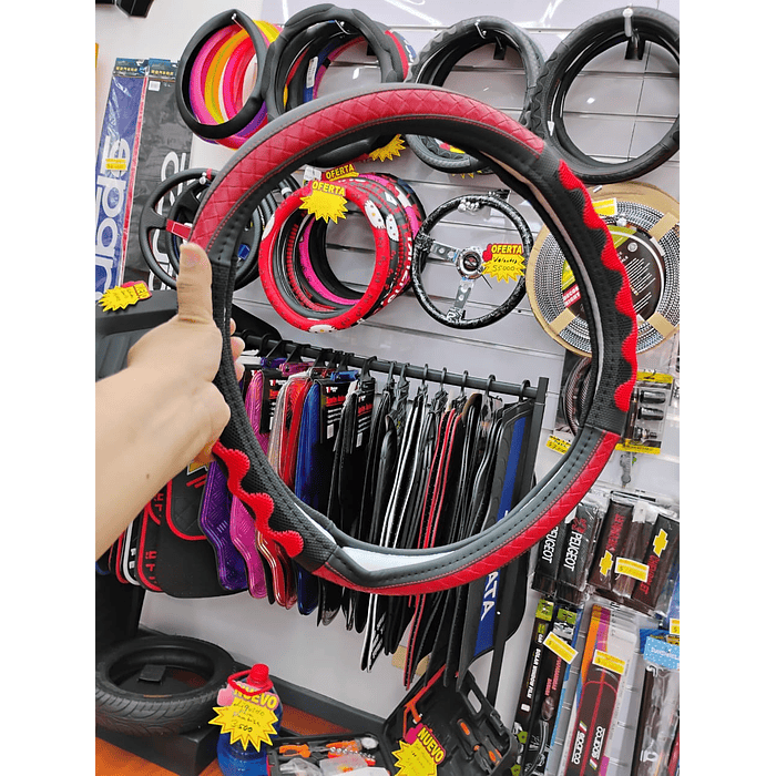¡Gran oferta! 🚗💨   *Forro Cubre Volante* de *Eco Cuero Negro con detalles trenzados en Rojo* - *Anti-resbalante* y de *alta calidad.  💰 **Precio:$8.990* pesos 9