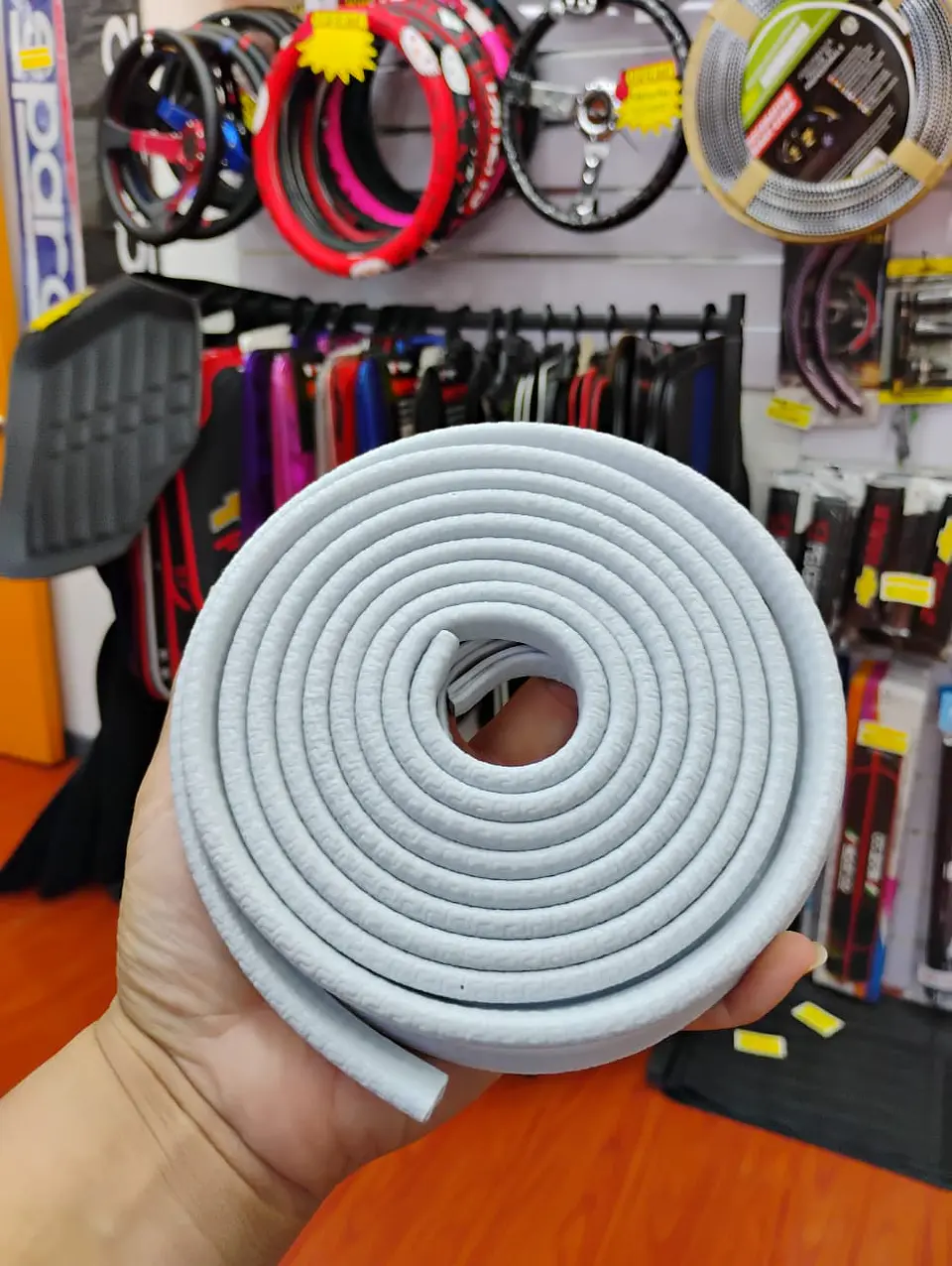 Moldura protectora universal tipo u 5 metros gris claro 6
