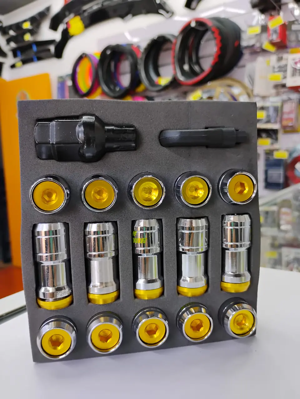 Set tuercas de seguridad Volk Racing, doble protección - Plata/Dorado 1
