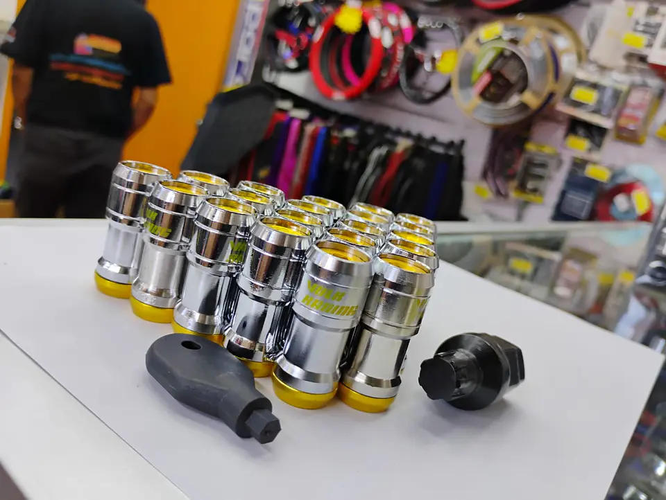 Set tuercas de seguridad Volk Racing, doble protección - Plata/Dorado 4