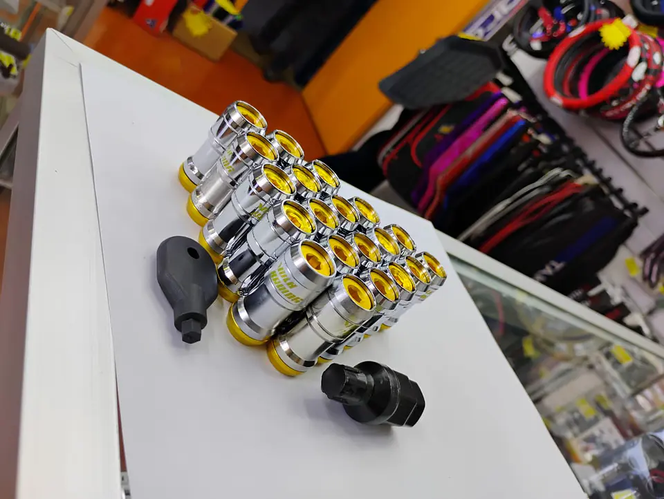 Set tuercas de seguridad Volk Racing, doble protección - Plata/Dorado 10