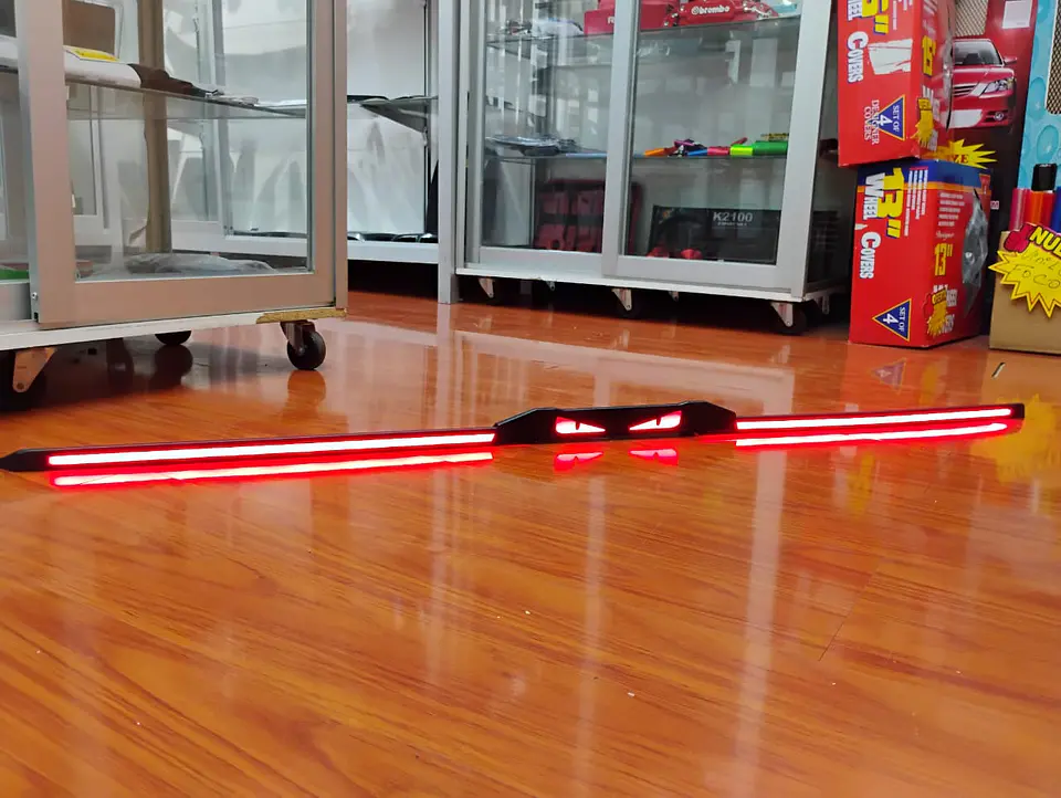 Lip alerón - trasero de goma de 3 piezas Carbono de ojos luz LED 2