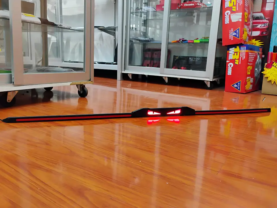 Lip alerón - trasero de goma de 3 piezas Carbono de ojos luz LED 8