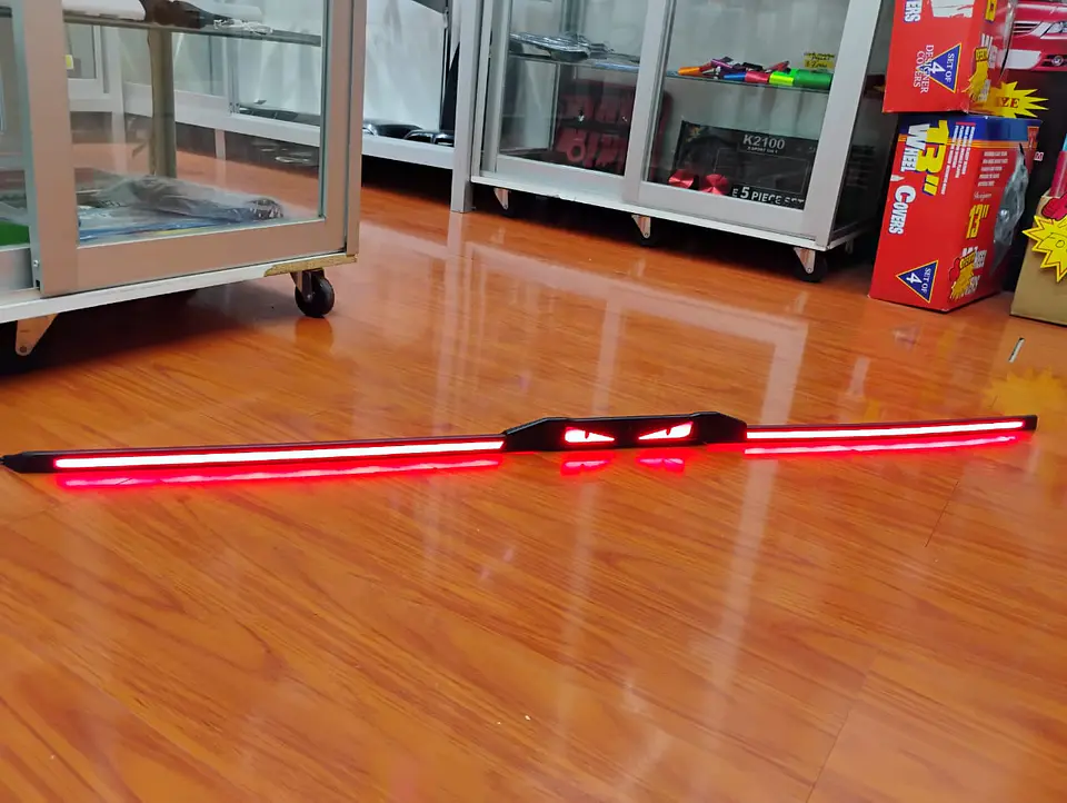 Lip alerón - trasero de goma de 3 piezas Carbono de ojos luz LED 9