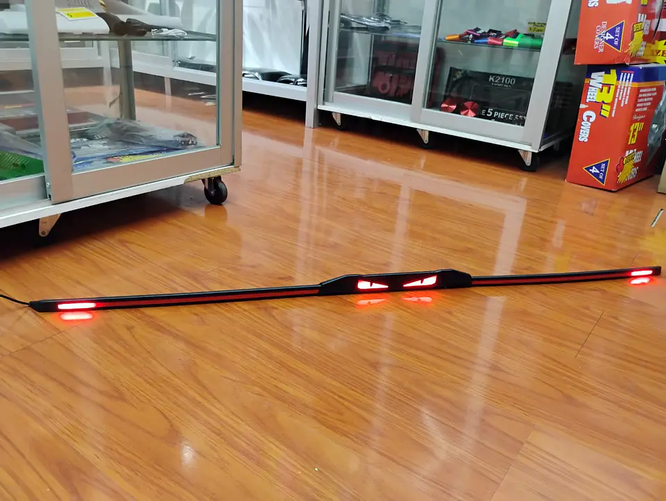 Lip alerón - trasero de goma de 3 piezas Carbono de ojos luz LED 13
