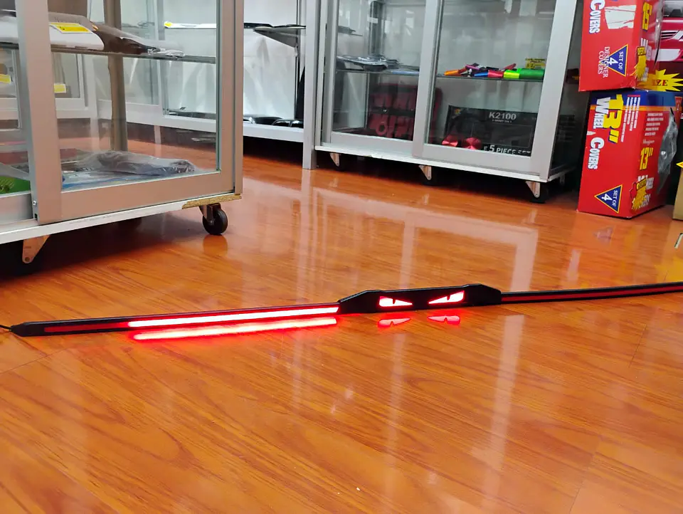 Lip alerón - trasero de goma de 3 piezas Carbono de ojos luz LED 19