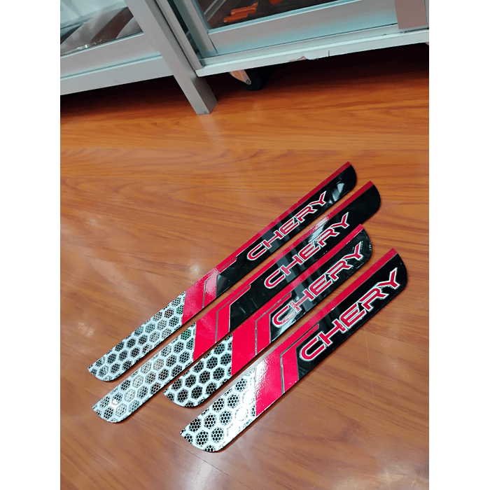 ¡Oferta de liquidación! Cubre Zócalos / Pisadera Multifunción en Acrílico Protector para Autos Universal Chery 9