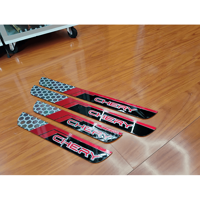 ¡Oferta de liquidación! Cubre Zócalos / Pisadera Multifunción en Acrílico Protector para Autos Universal Chery 15