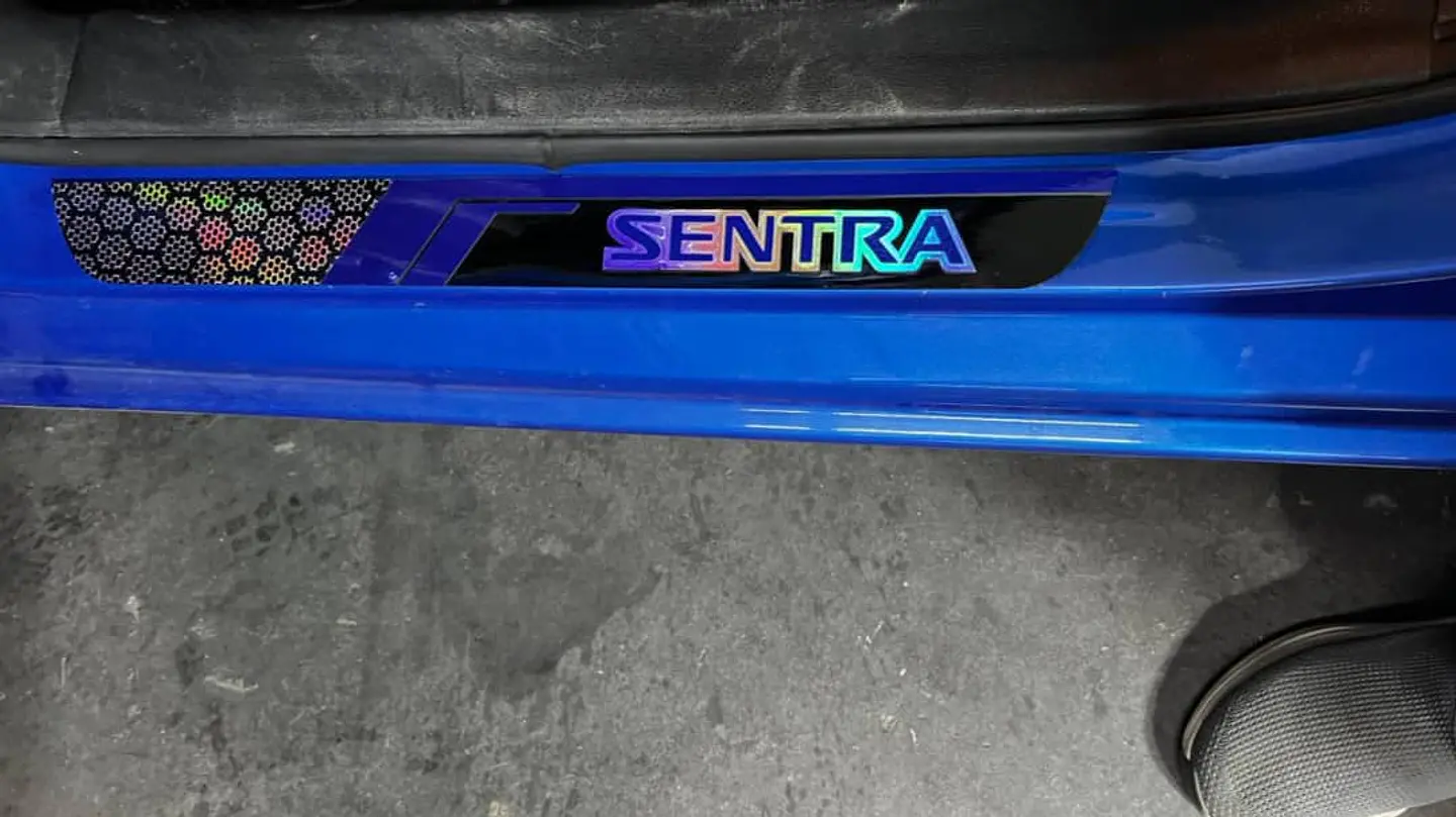 Cubre zócalos/pisadera multifunción acrílico - Nissan Sentra 2