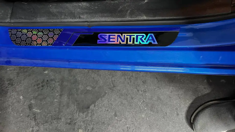 Cubre zócalos/pisadera multifunción acrílico - Nissan Sentra 2